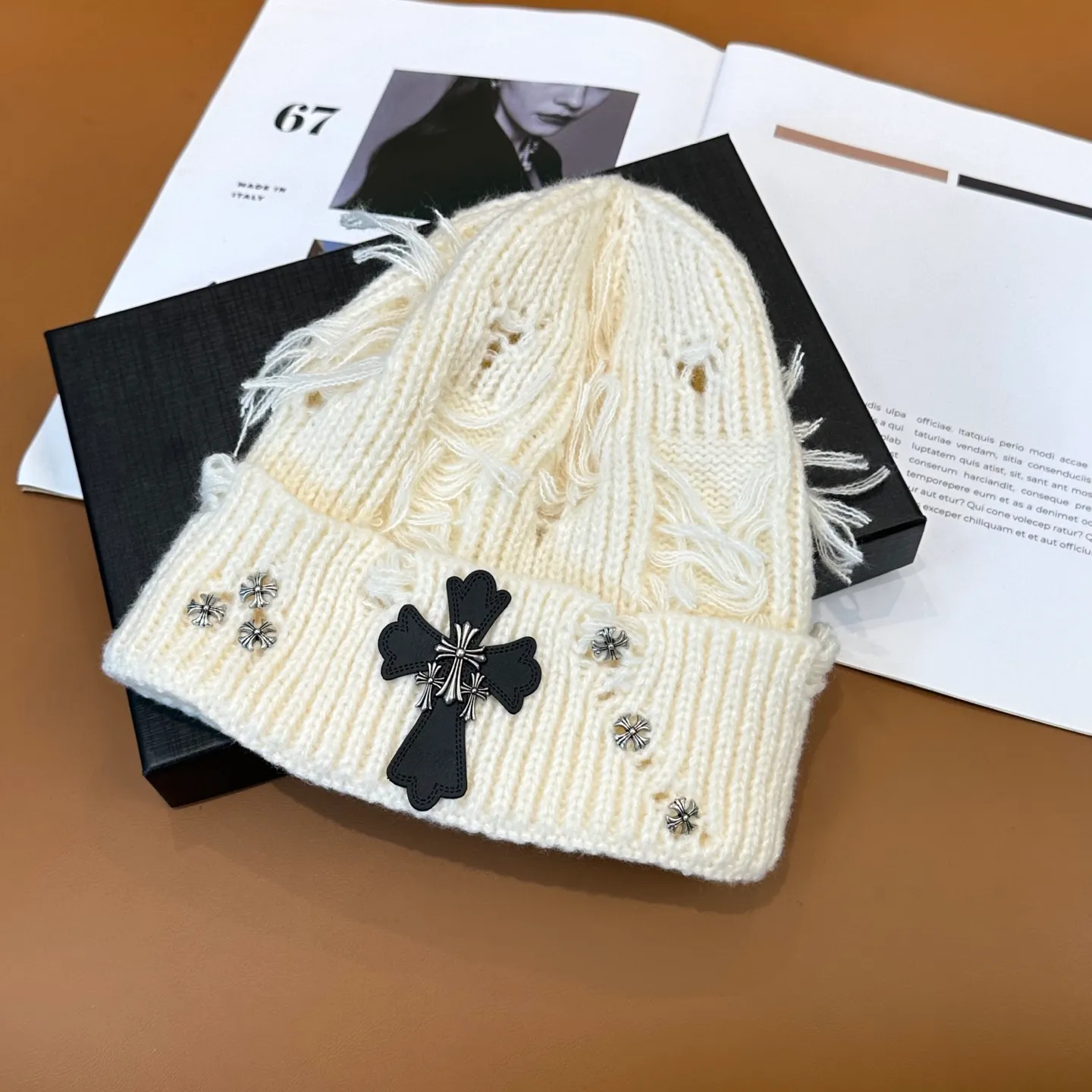 P70 🤍Chrome hearts new autumn and winter cross knitted hat🧶 One of the must-have hats in autumn and winter~ It really looks good on whoever wears it~, it is also a perfect match in black and white and gray in autumn~